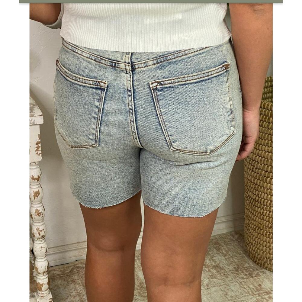 Judy Blue HW Mineral Wash Destroy Boyfriend Shorts - Picture 2 of 8